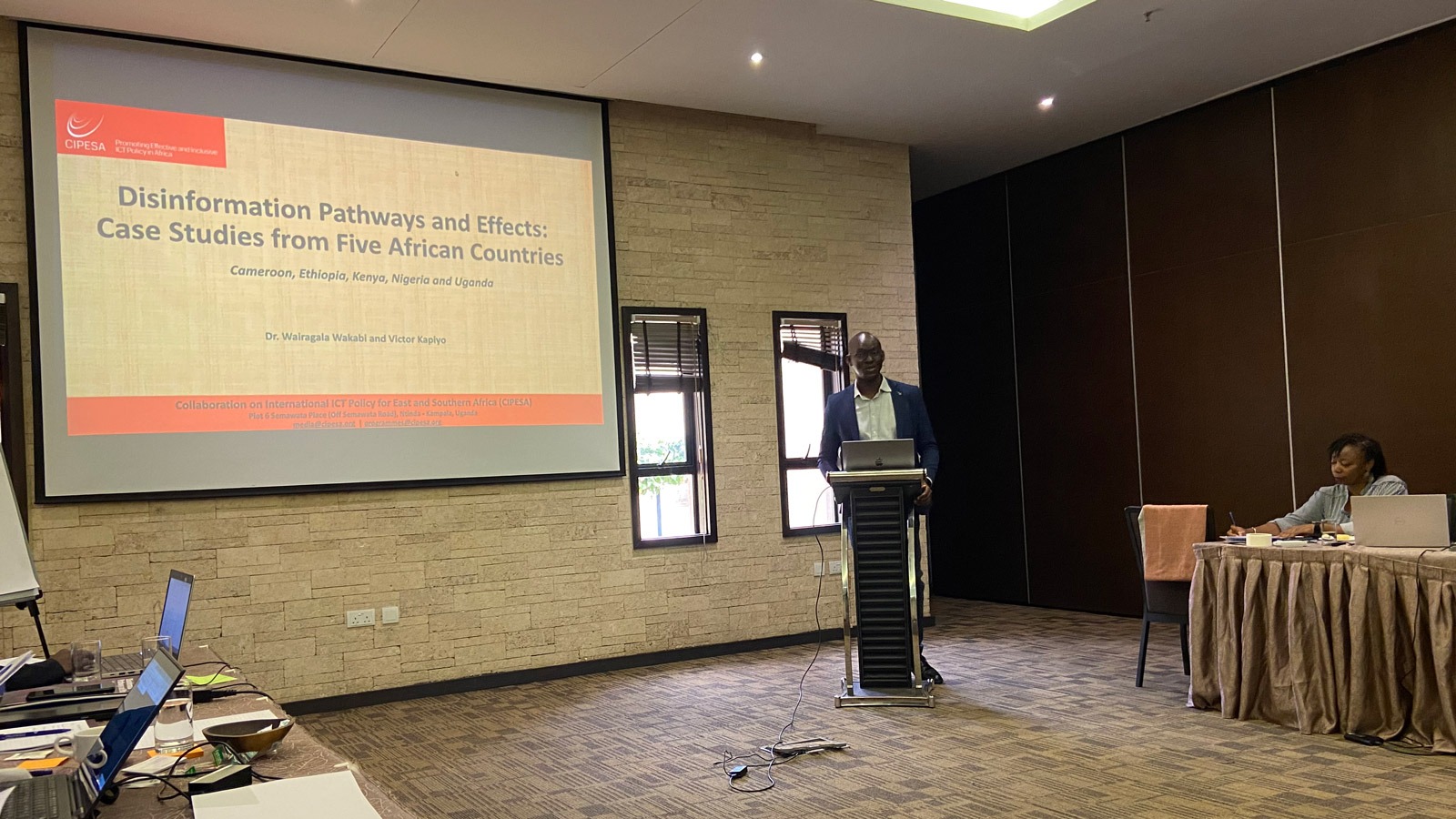 Victor Kapiyo (CIPESA, Kenya) presenting findings from CIPESA’s study „Lessons learnt: Disinformation Pathways and Effects”.